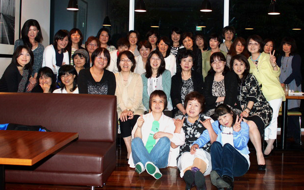 平成26年6月6日KVA55同窓会。東京家政学院高等学校昭和55年3月卒（昭和54年度）のみんなが、久しぶりに集まった同級生みんなで記念写真！