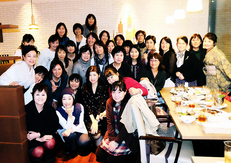平成28年11月12日KVA55同窓会。東京家政学院高等学校昭和55年3月卒（昭和54年度）のみんなが、久しぶりに集まった同級生みんなで記念写真！